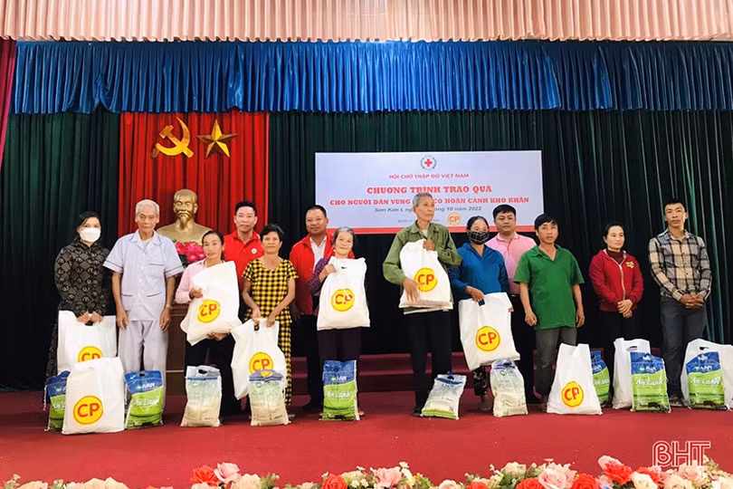 Trung ương Hội Chữ thập đỏ Việt Nam trao quà hỗ trợ người dân khó khăn khu vực biên giới Hà Tĩnh
