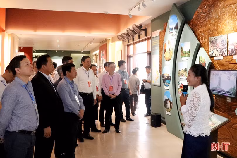 Lãnh đạo Hà Tĩnh dự lễ kỷ niệm hữu nghị Lào - Việt Nam tại tỉnh Khăm Muồn