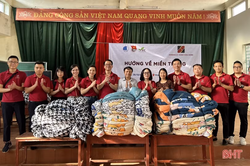 Trao 110 suất quà cho người dân có hoàn cảnh khó khăn ở Hương Sơn