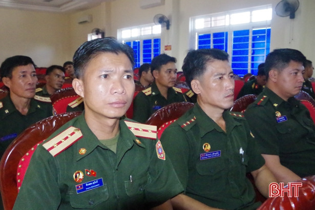 Huấn luyện nghiệp vụ quân sự cho cán bộ, sỹ quan tỉnh Bôlykhămxây