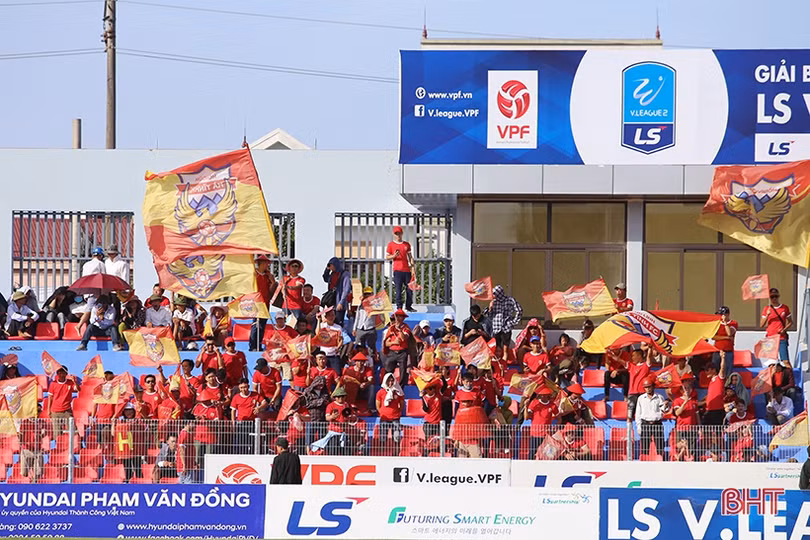 CĐV Hồng Lĩnh Hà Tĩnh “tiếp lửa” đội nhà trận đầu tiên trên sân mới