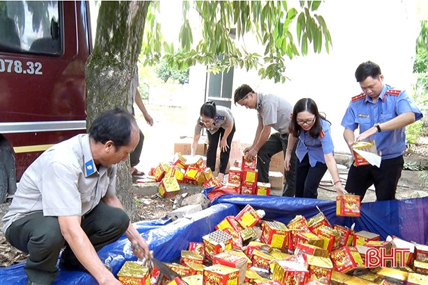 Tiêu hủy gần 400 kg pháo lậu “lưu trú” ở TX Kỳ Anh