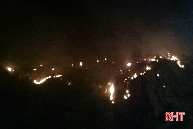 Rừng thông trên 40 năm tuổi ở Hương Sơn bùng cháy lần 2 trong 1 ngày