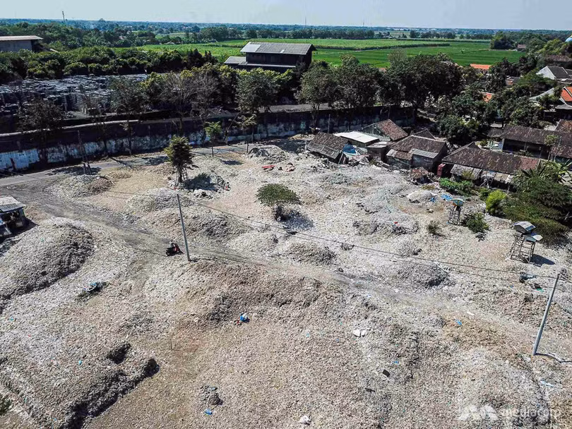 Núi rác thải nhựa khổng lồ nuôi sống những ngôi làng