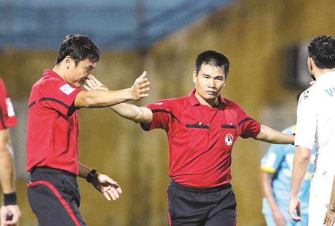 ai chịu trách nhiệm chuyên môn về sai sót của trọng tài v-league? hình 1 Ai chịu trách nhiệm chuyên môn về sai sót của trọng tài V-League?