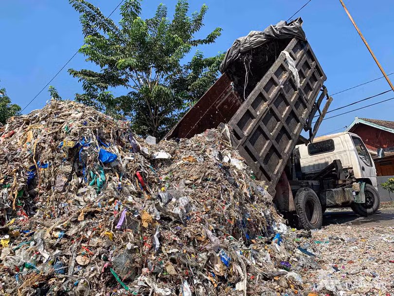 Núi rác thải nhựa khổng lồ nuôi sống những ngôi làng