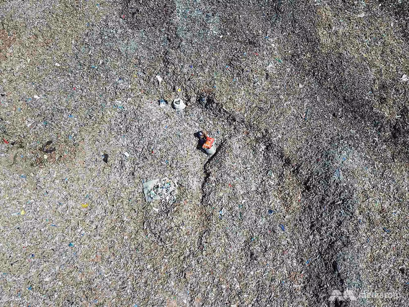 Núi rác thải nhựa khổng lồ nuôi sống những ngôi làng