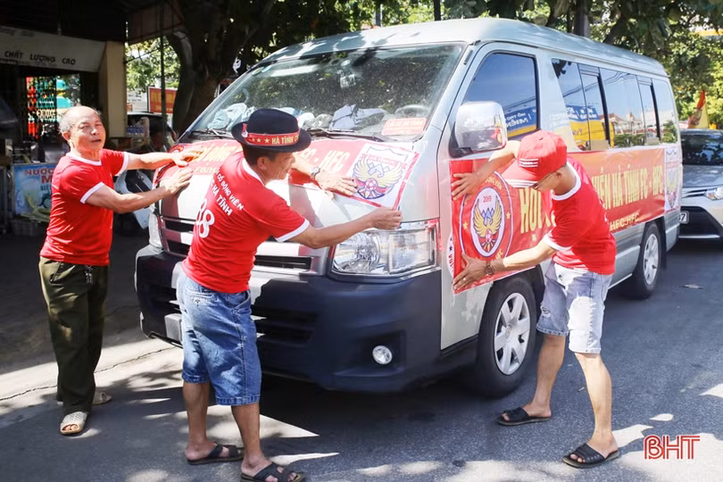 CĐV Hồng Lĩnh Hà Tĩnh “tiếp lửa” đội nhà trận đầu tiên trên sân mới