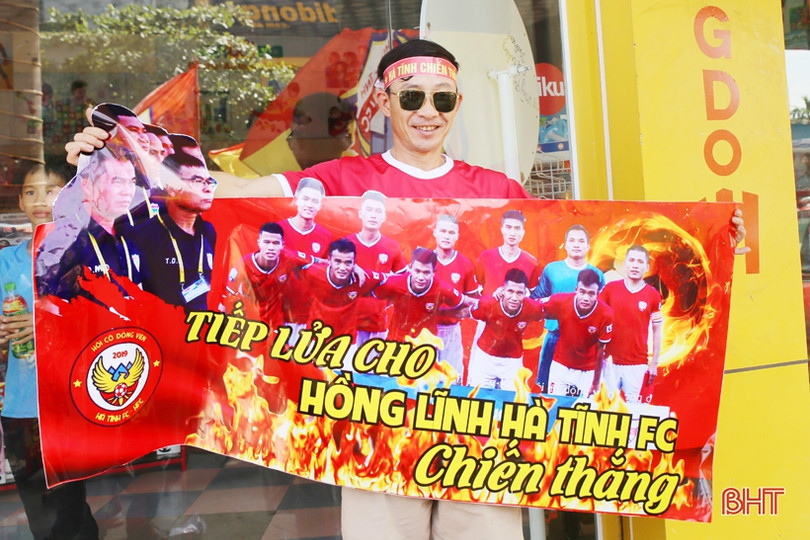 CĐV Hồng Lĩnh Hà Tĩnh “tiếp lửa” đội nhà trận đầu tiên trên sân mới