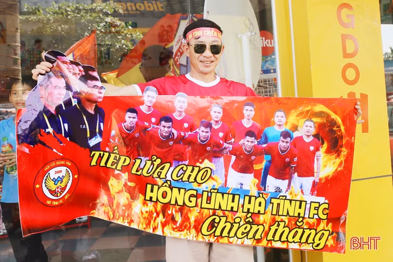 CĐV Hồng Lĩnh Hà Tĩnh “tiếp lửa” đội nhà trận đầu tiên trên sân mới