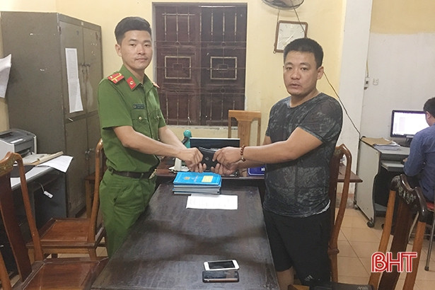 Nhặt được 2 triệu, cán bộ hội người mù ở Hà Tĩnh báo công an tìm người trả lại