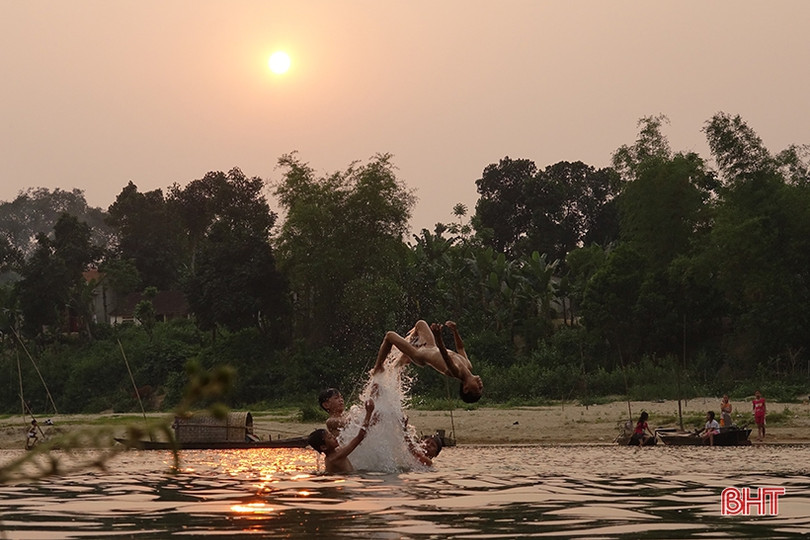 Trở về tuổi thơ cùng những ngày hè thú vị của trẻ em Hà Tĩnh