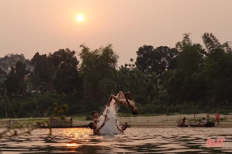 Trở về tuổi thơ cùng những ngày hè thú vị của trẻ em Hà Tĩnh