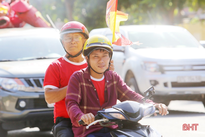 CĐV Hồng Lĩnh Hà Tĩnh “tiếp lửa” đội nhà trận đầu tiên trên sân mới