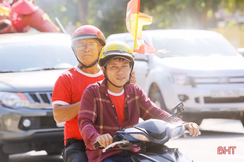 CĐV Hồng Lĩnh Hà Tĩnh “tiếp lửa” đội nhà trận đầu tiên trên sân mới