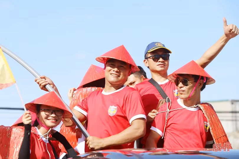 CĐV Hồng Lĩnh Hà Tĩnh “tiếp lửa” đội nhà trận đầu tiên trên sân mới