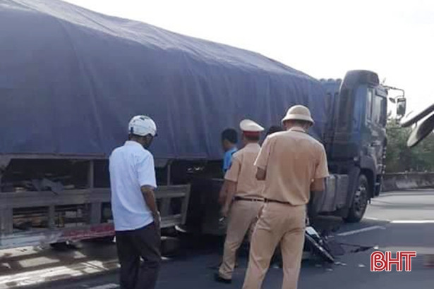 Không giảm tốc độ, lái xe đầu kéo tông chết người đi xe máy