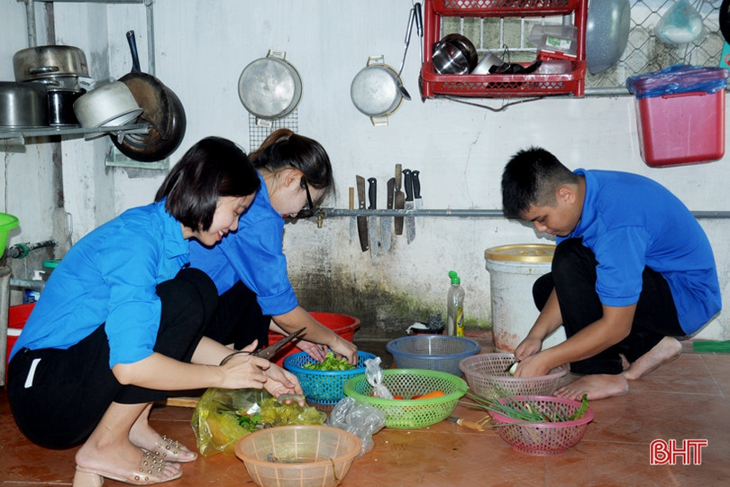 Ấm áp bữa cơm tình nghĩa bên gia đình Mẹ Việt Nam Anh hùng