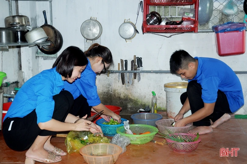 Ấm áp bữa cơm tình nghĩa bên gia đình Mẹ Việt Nam Anh hùng