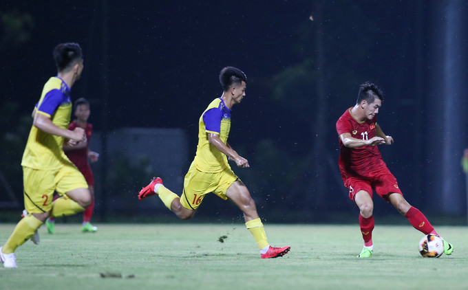 HLV Park Hang-seo ngồi khán đài chỉ đạo U23 Việt Nam thi đấu