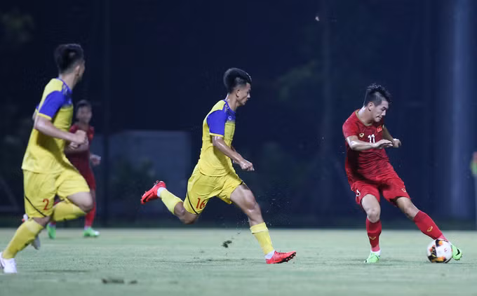 HLV Park Hang-seo ngồi khán đài chỉ đạo U23 Việt Nam thi đấu