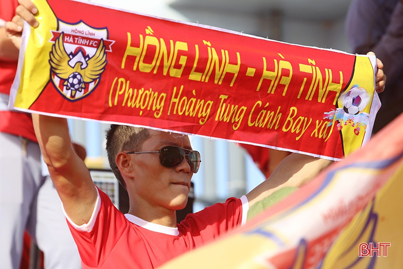CĐV Hồng Lĩnh Hà Tĩnh “tiếp lửa” đội nhà trận đầu tiên trên sân mới
