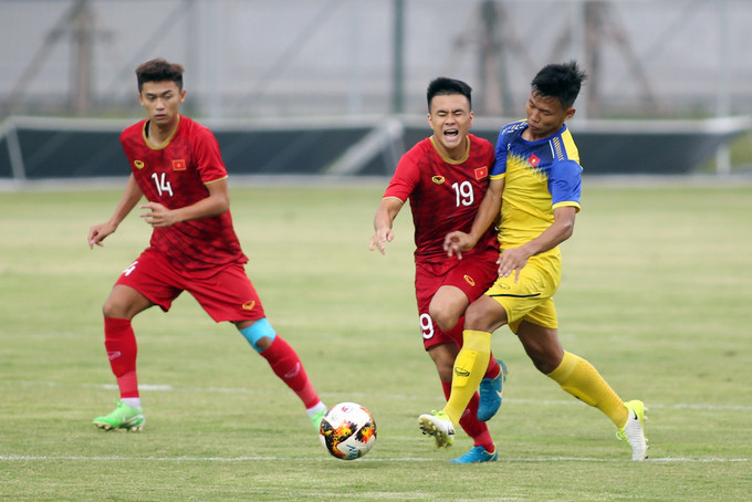 HLV Park Hang-seo ngồi khán đài chỉ đạo U23 Việt Nam thi đấu