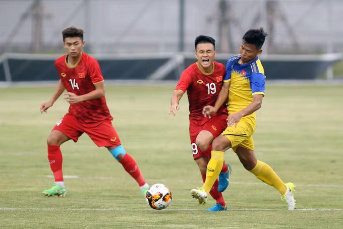 HLV Park Hang-seo ngồi khán đài chỉ đạo U23 Việt Nam thi đấu