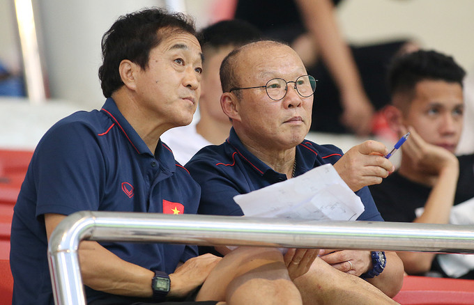 HLV Park Hang-seo ngồi khán đài chỉ đạo U23 Việt Nam thi đấu