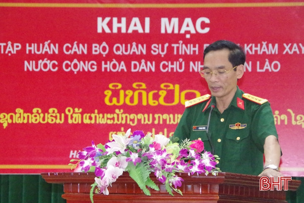 Huấn luyện nghiệp vụ quân sự cho cán bộ, sỹ quan tỉnh Bôlykhămxây