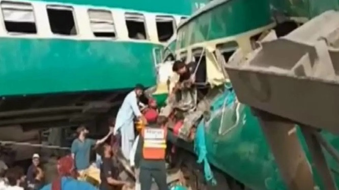 2 tàu hỏa tông nhau ở Pakistan, ít nhất 75 người thương vong