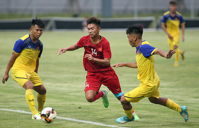 HLV Park Hang-seo ngồi khán đài chỉ đạo U23 Việt Nam thi đấu