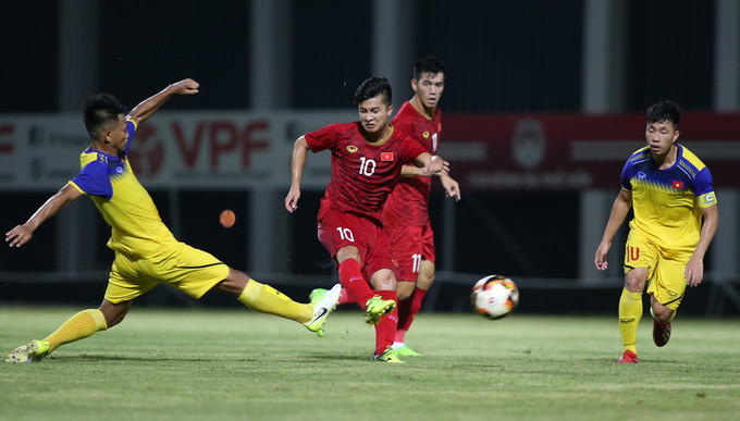 HLV Park Hang-seo ngồi khán đài chỉ đạo U23 Việt Nam thi đấu