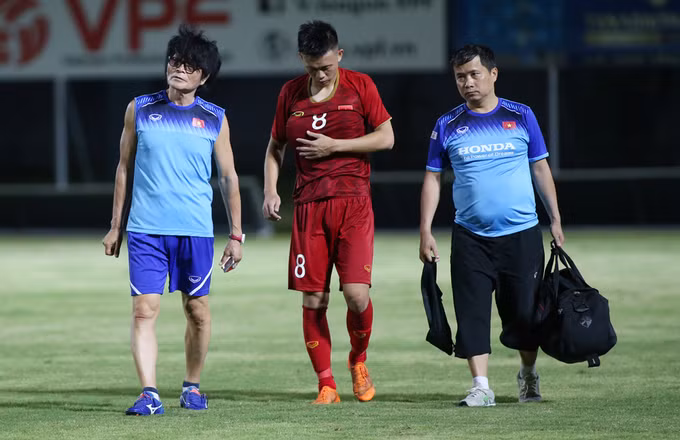 HLV Park Hang-seo ngồi khán đài chỉ đạo U23 Việt Nam thi đấu