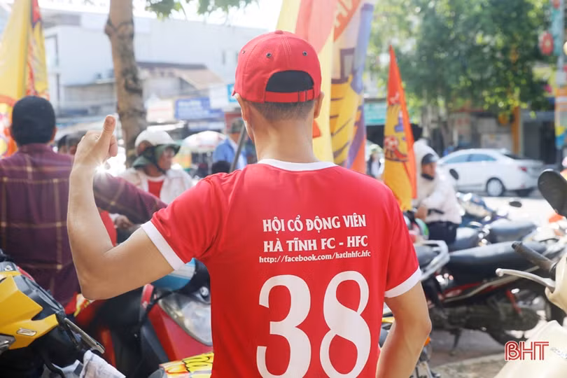 CĐV Hồng Lĩnh Hà Tĩnh “tiếp lửa” đội nhà trận đầu tiên trên sân mới