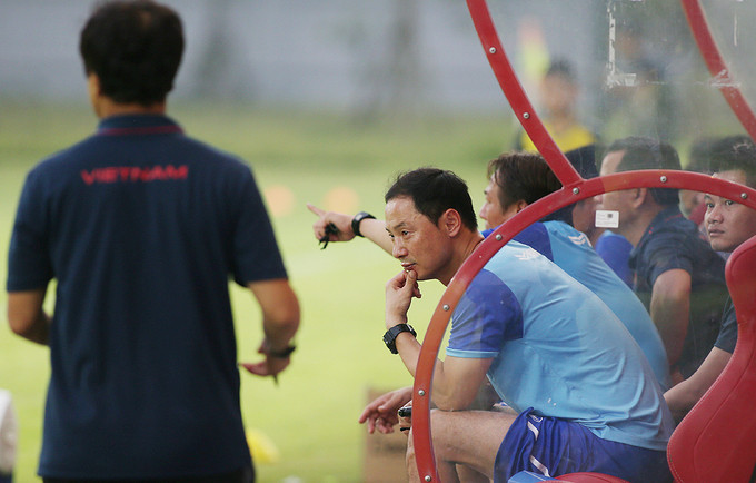 HLV Park Hang-seo ngồi khán đài chỉ đạo U23 Việt Nam thi đấu