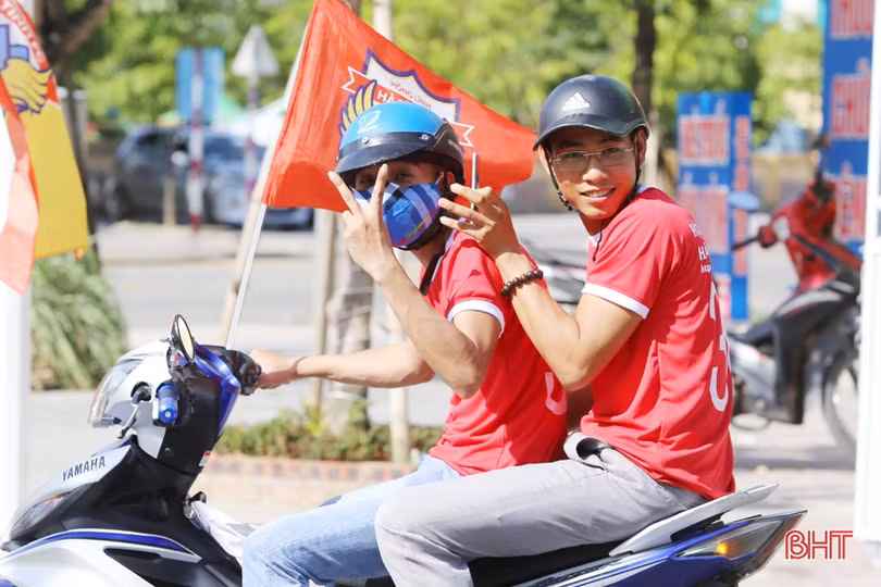 CĐV Hồng Lĩnh Hà Tĩnh “tiếp lửa” đội nhà trận đầu tiên trên sân mới