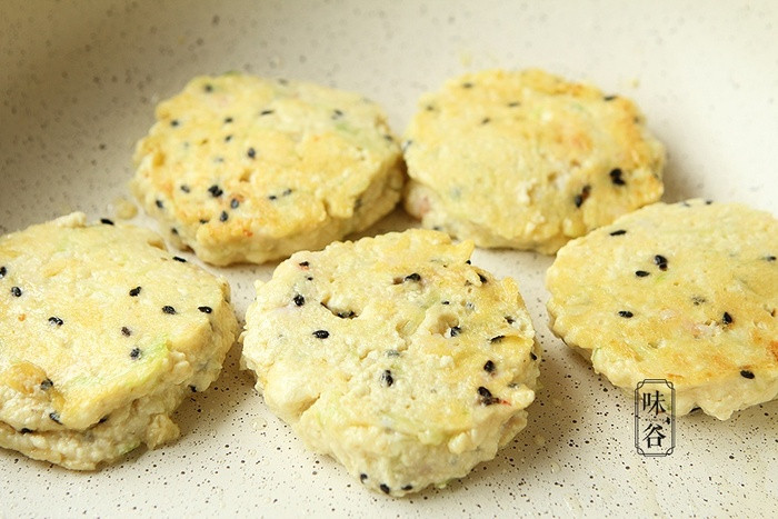 Bánh đậu phụ chiên tôm mới lạ bé nào cũng thích cũng mê