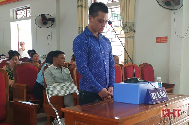 Thấy cửa không đóng, “nổi máu” ăn trộm!