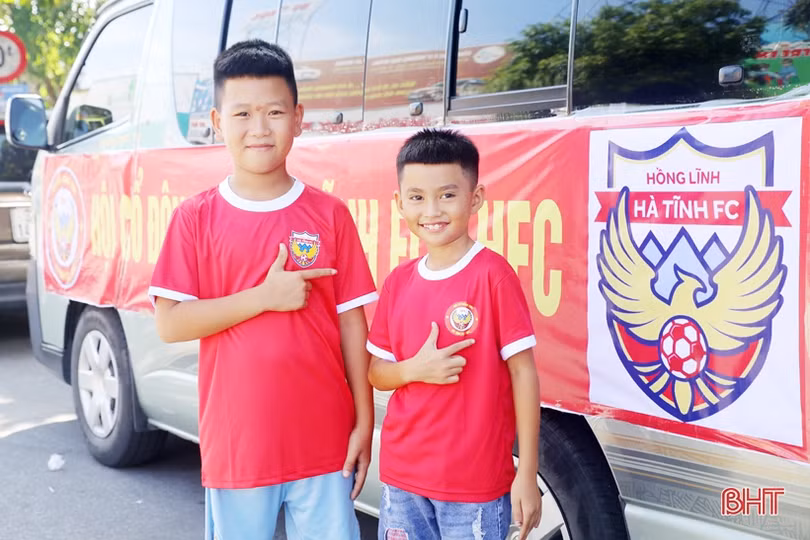 CĐV Hồng Lĩnh Hà Tĩnh “tiếp lửa” đội nhà trận đầu tiên trên sân mới