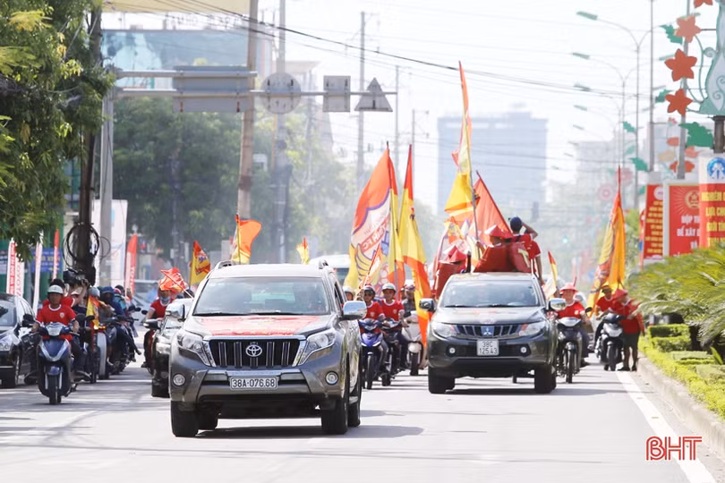 CĐV Hồng Lĩnh Hà Tĩnh “tiếp lửa” đội nhà trận đầu tiên trên sân mới