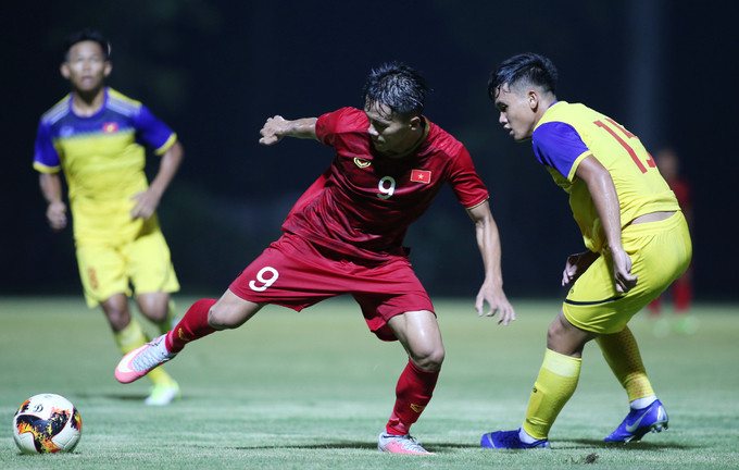 HLV Park Hang-seo ngồi khán đài chỉ đạo U23 Việt Nam thi đấu