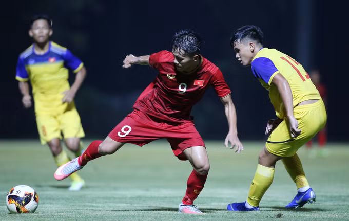 HLV Park Hang-seo ngồi khán đài chỉ đạo U23 Việt Nam thi đấu