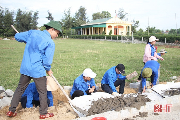 Đoàn Khối Các cơ quan và Doanh nghiệp Hà Tĩnh tham gia xây dựng nông thôn mới