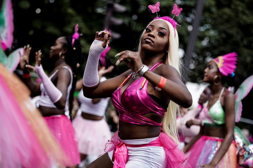 Rực rỡ sắc màu Lễ hội Nhiệt đới ở Paris