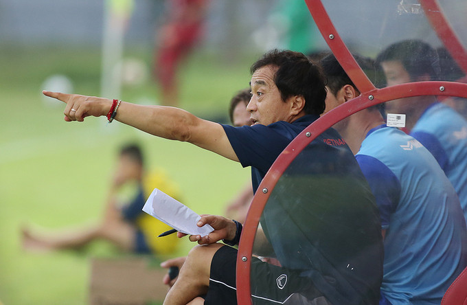 HLV Park Hang-seo ngồi khán đài chỉ đạo U23 Việt Nam thi đấu