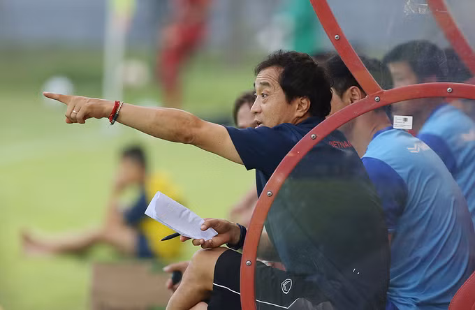 HLV Park Hang-seo ngồi khán đài chỉ đạo U23 Việt Nam thi đấu