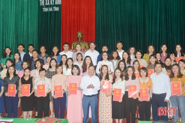 TX Kỳ Anh trao quyết định tuyển dụng 51 giáo viên tiểu học