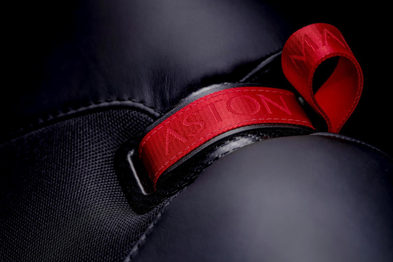 Aston Martin V12 Speedster - siêu xe độc lạ, giá 1 triệu USD