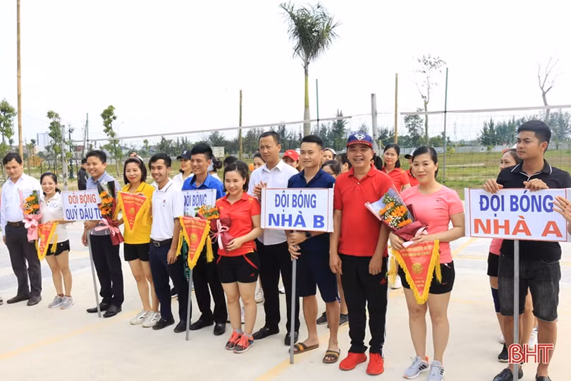 40 VĐV tranh tài bóng chuyền hơi ở khu nhà ở xã hội đầu tiên Hà Tĩnh